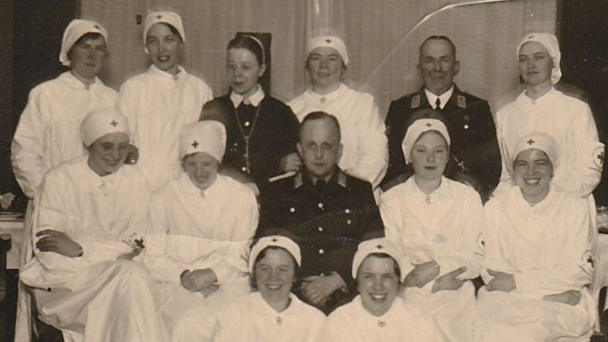 Alte Fotos in Schwarz-Weiß erinnern an die Anfänge der DRK-Ortsgruppe von Gummersbach-Derschlag und die Gründung der ersten Frauengruppe dort.
