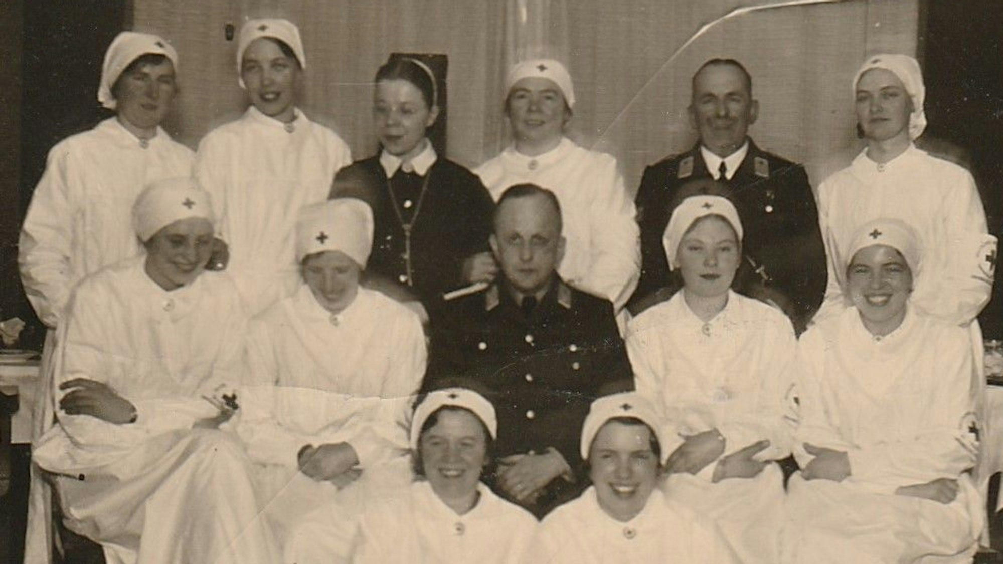 Alte Fotos in Schwarz-Weiß erinnern an die Anfänge der DRK-Ortsgruppe von Gummersbach-Derschlag und die Gründung der ersten Frauengruppe dort.