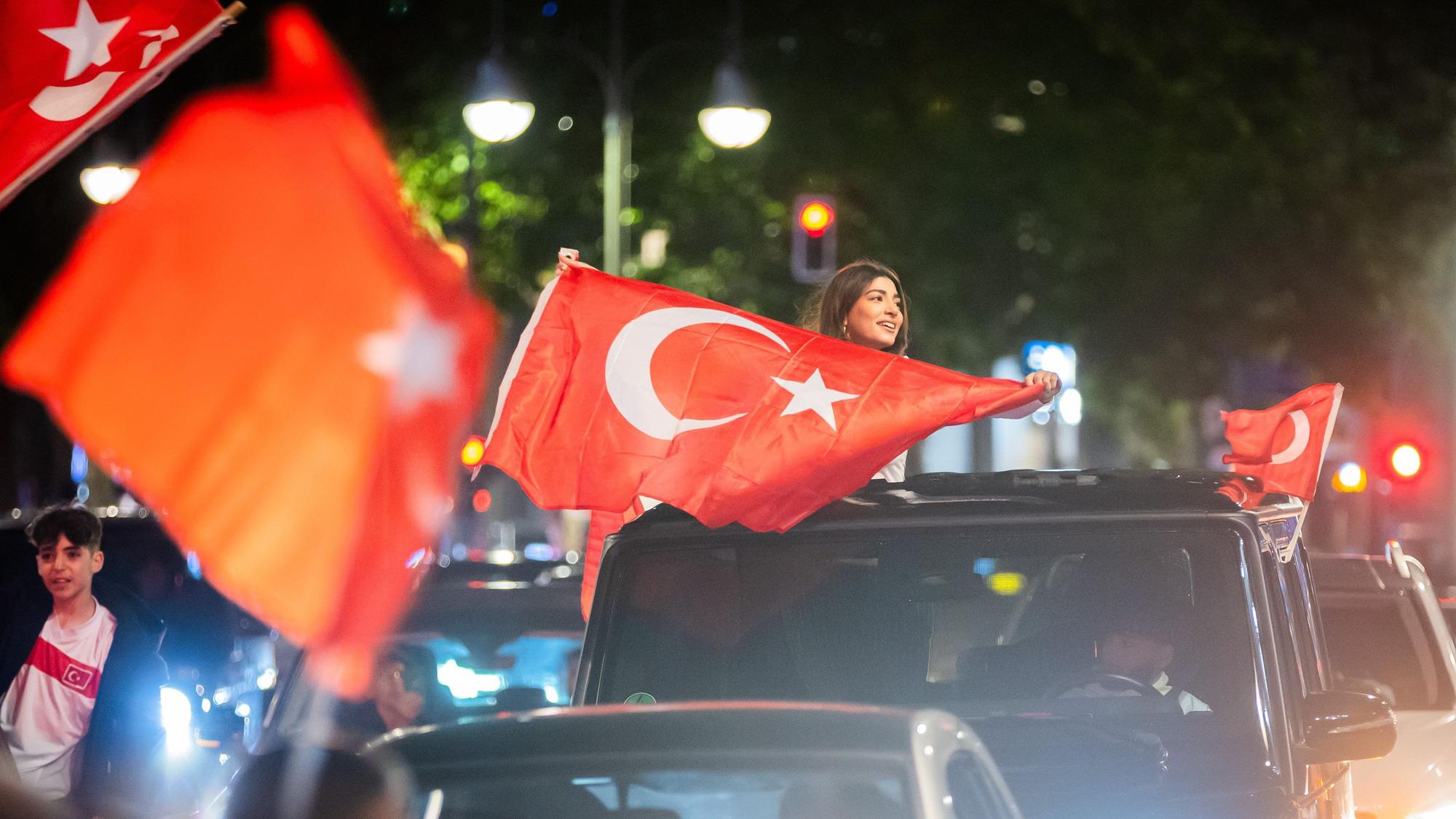 Türkei-Fans feiern den Sieg mit Autokorsos.