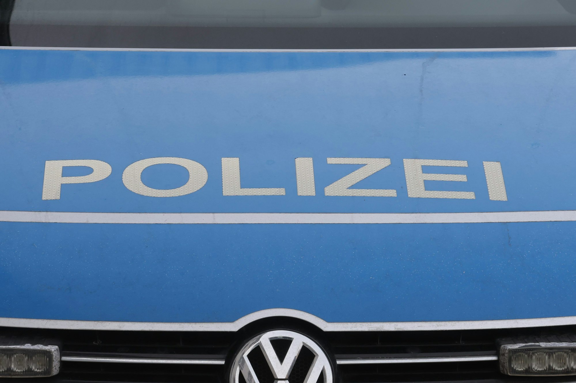 Frontansicht eines Polizeiautos in Großaufnahme