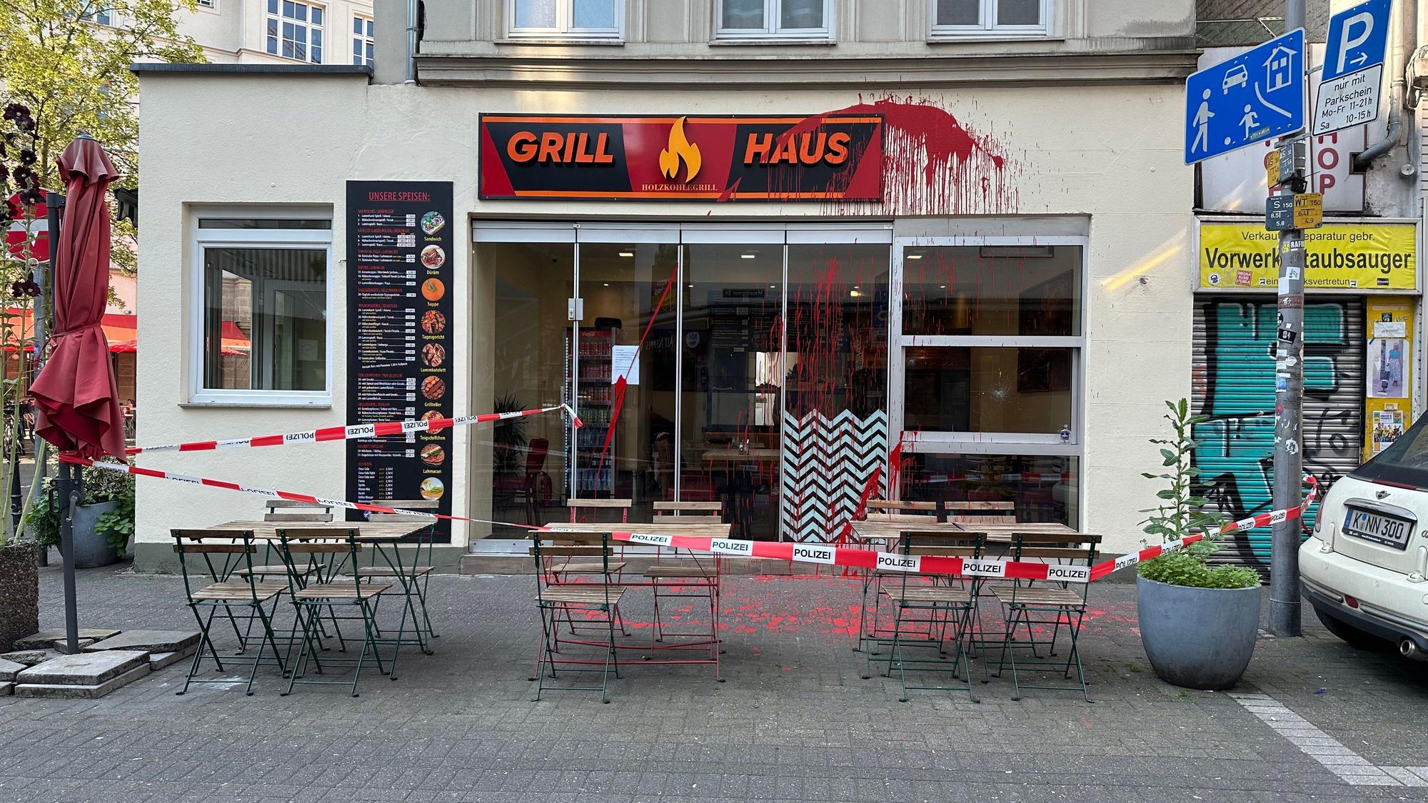 In der Woche Ende Juni wurde das „Grill Haus“ erneut mit roter Farbe überzogen.
