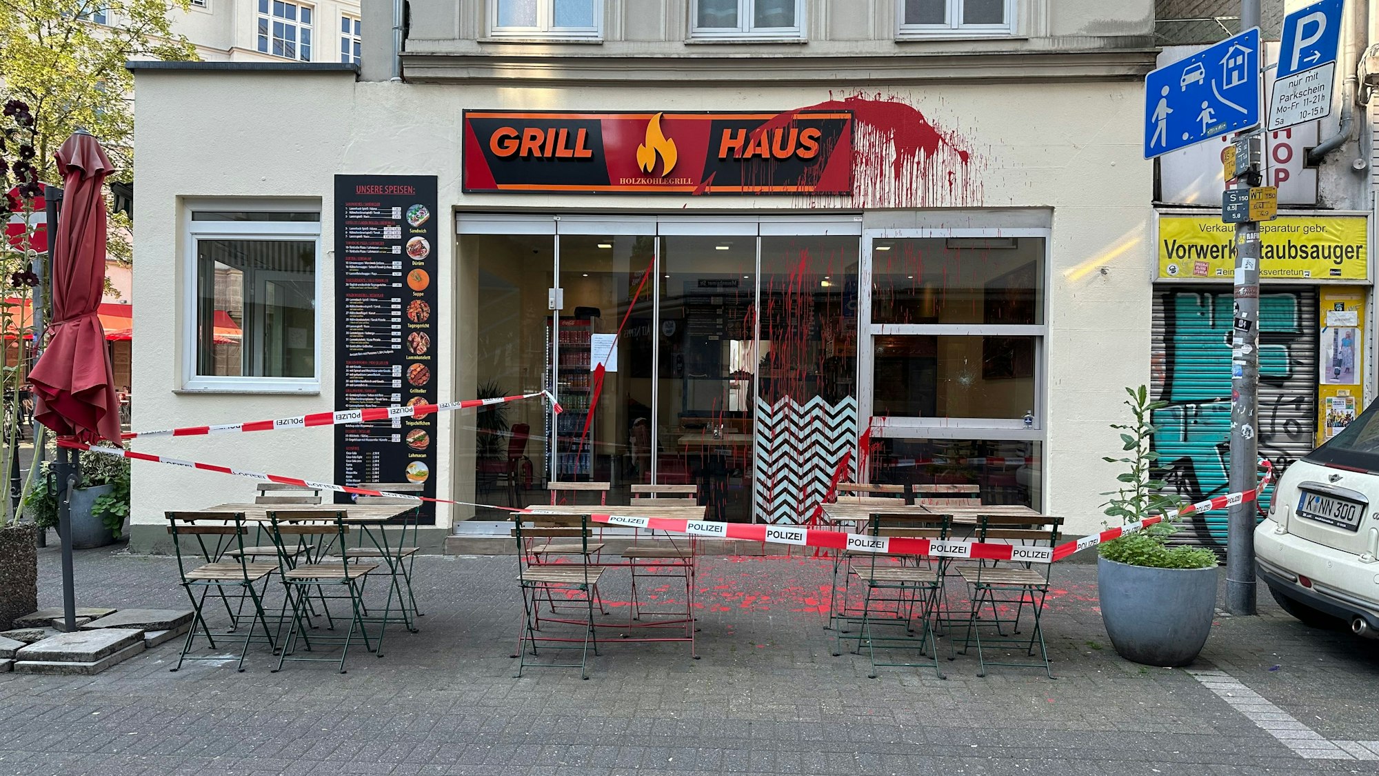 In der Woche Ende Juni wurde das „Grill Haus“ erneut mit roter Farbe überzogen.