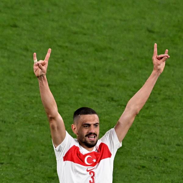 Merih Demiral von der Türkei (r) zeigt nach seinem zweiten Treffer zum 0:2 den Wolfsgruß – der die Unterstützung der Ülkücü-Bewegung mit ihrer rechtsextremistischen Ideologie symbolisiert.
