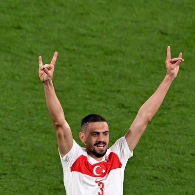Merih Demiral von der Türkei (r) zeigt nach seinem zweiten Treffer zum 0:2 den Wolfsgruß – der die Unterstützung der Ülkücü-Bewegung mit ihrer rechtsextremistischen Ideologie symbolisiert.