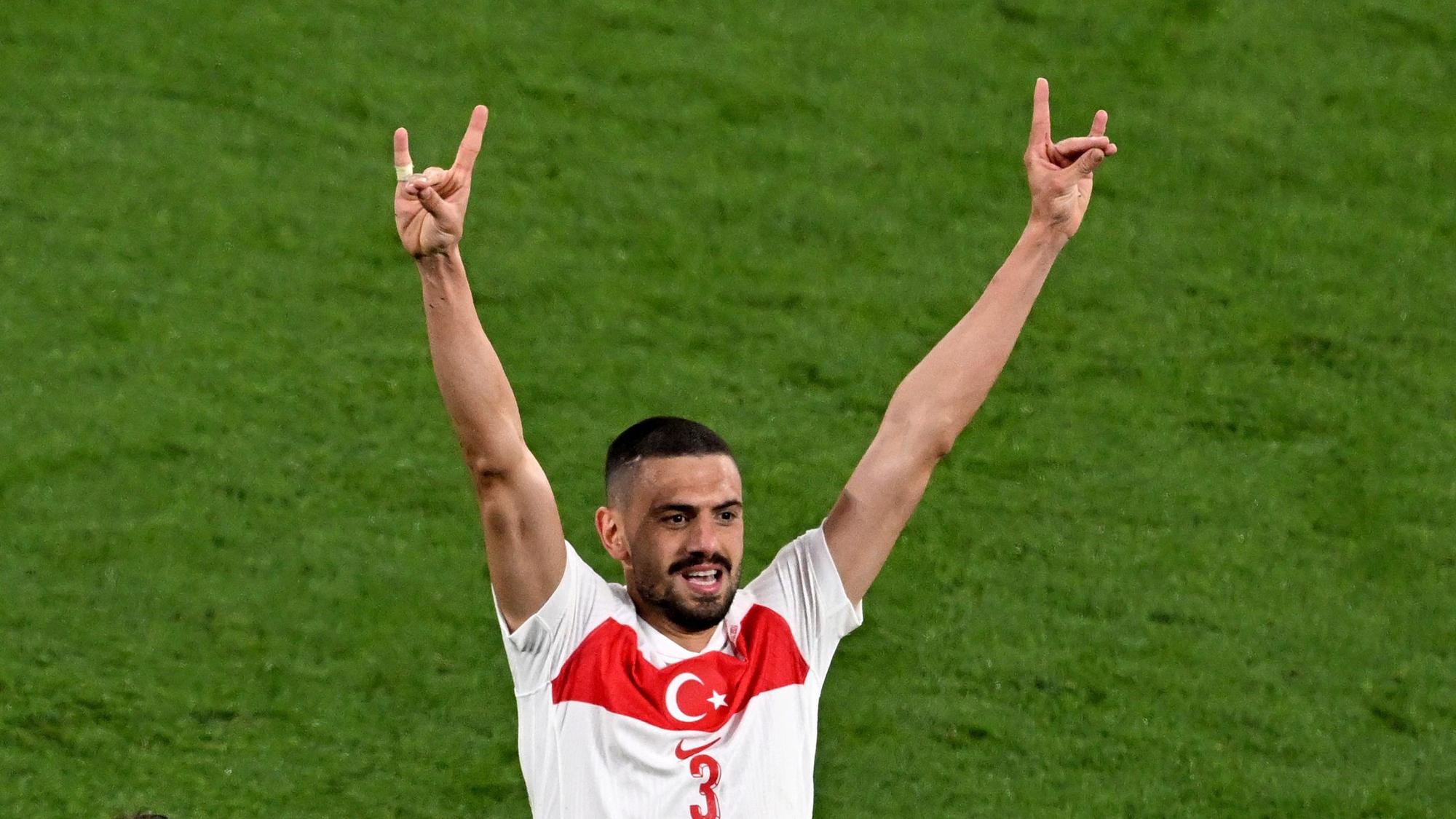 Merih Demiral von der Türkei (r) zeigt nach seinem zweiten Treffer zum 0:2 den Wolfsgruß – der die Unterstützung der Ülkücü-Bewegung mit ihrer rechtsextremistischen Ideologie symbolisiert.