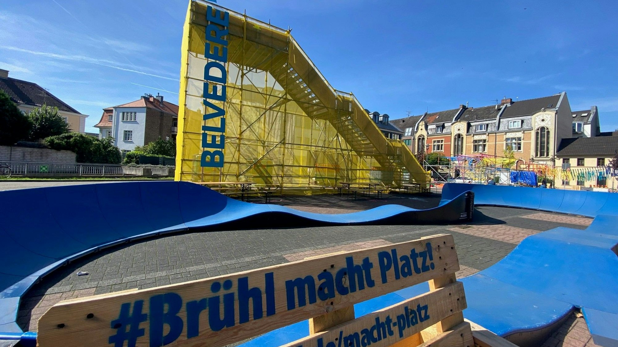 Zu sehen ist der Belvedere-Platz mit einem Aussichtsturm.