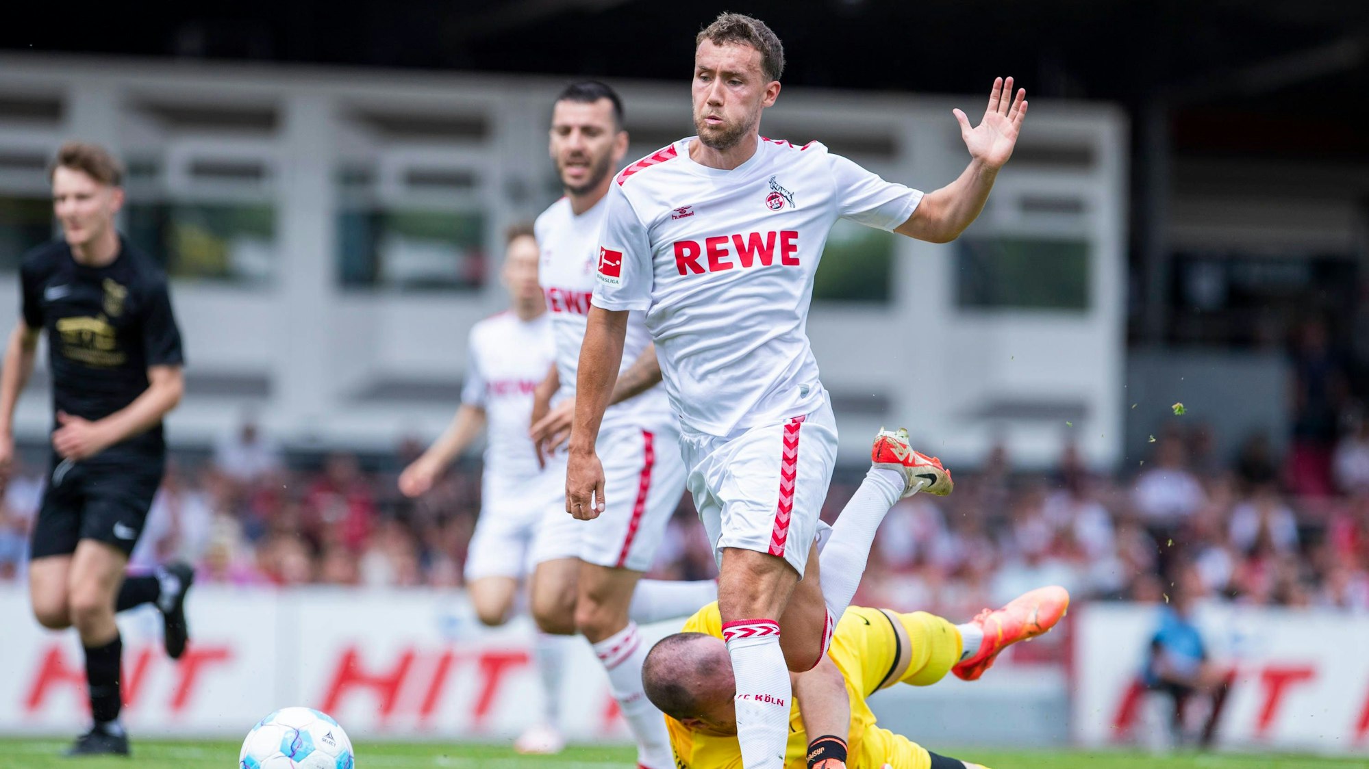 TLuca Waldschmidt holt im Testspiel des 1. FC Köln gegen den VfL Rheingold Köln-Poll 1912 einen Elfmeter raus.
