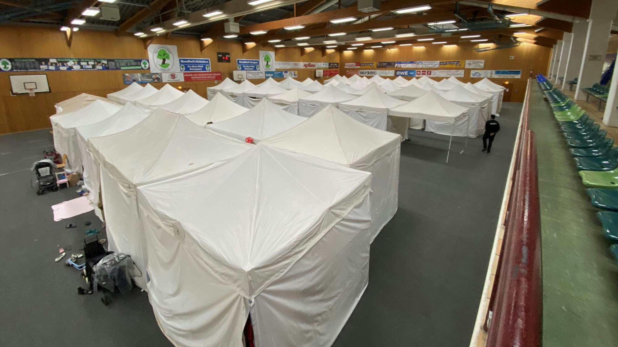 Auf dem Bild ist eine Unterkunft in einer Sporthalle zu sehen.