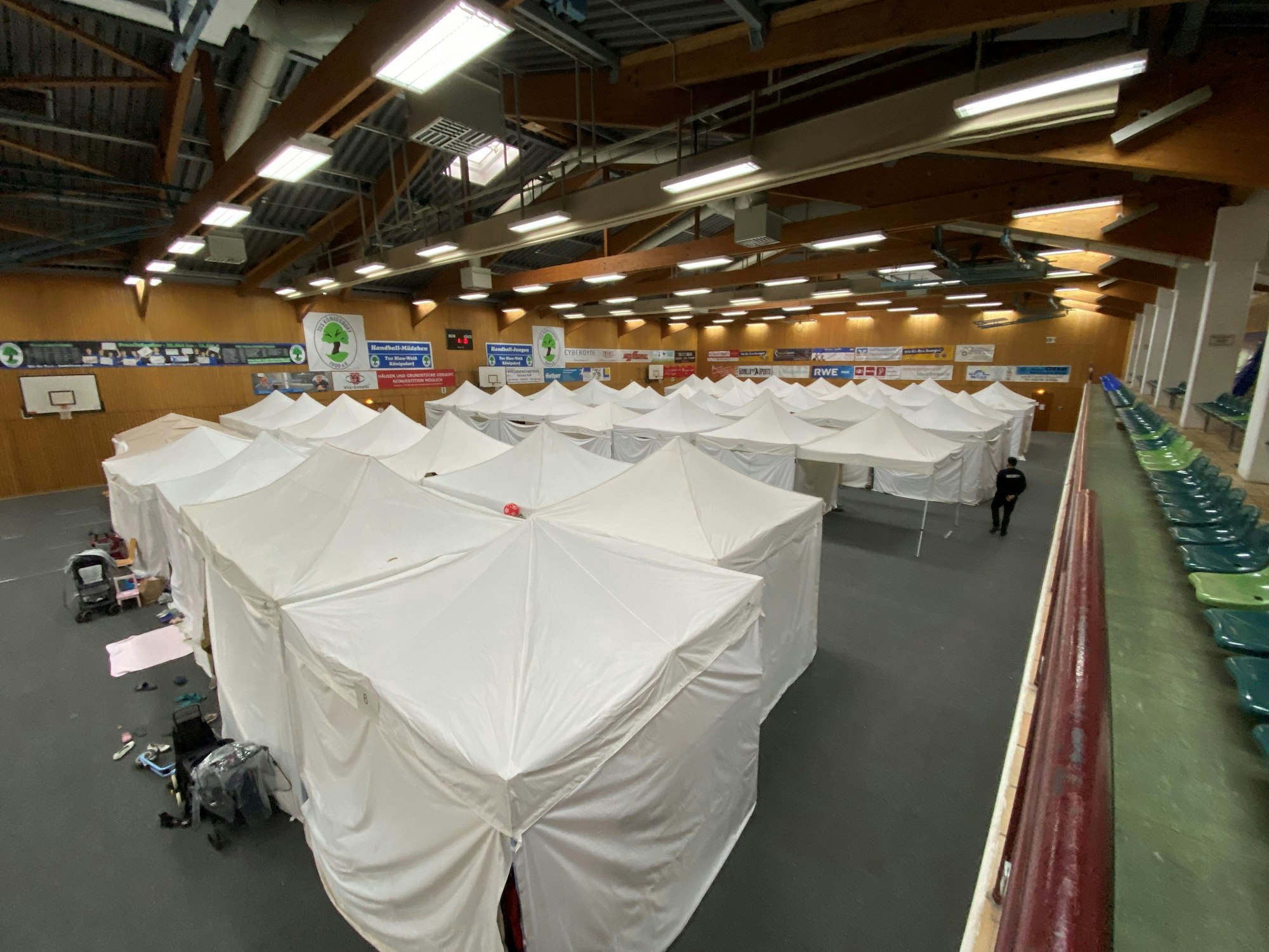Auf dem Bild sind Pavillons in einer Sporthalle zu sehen.