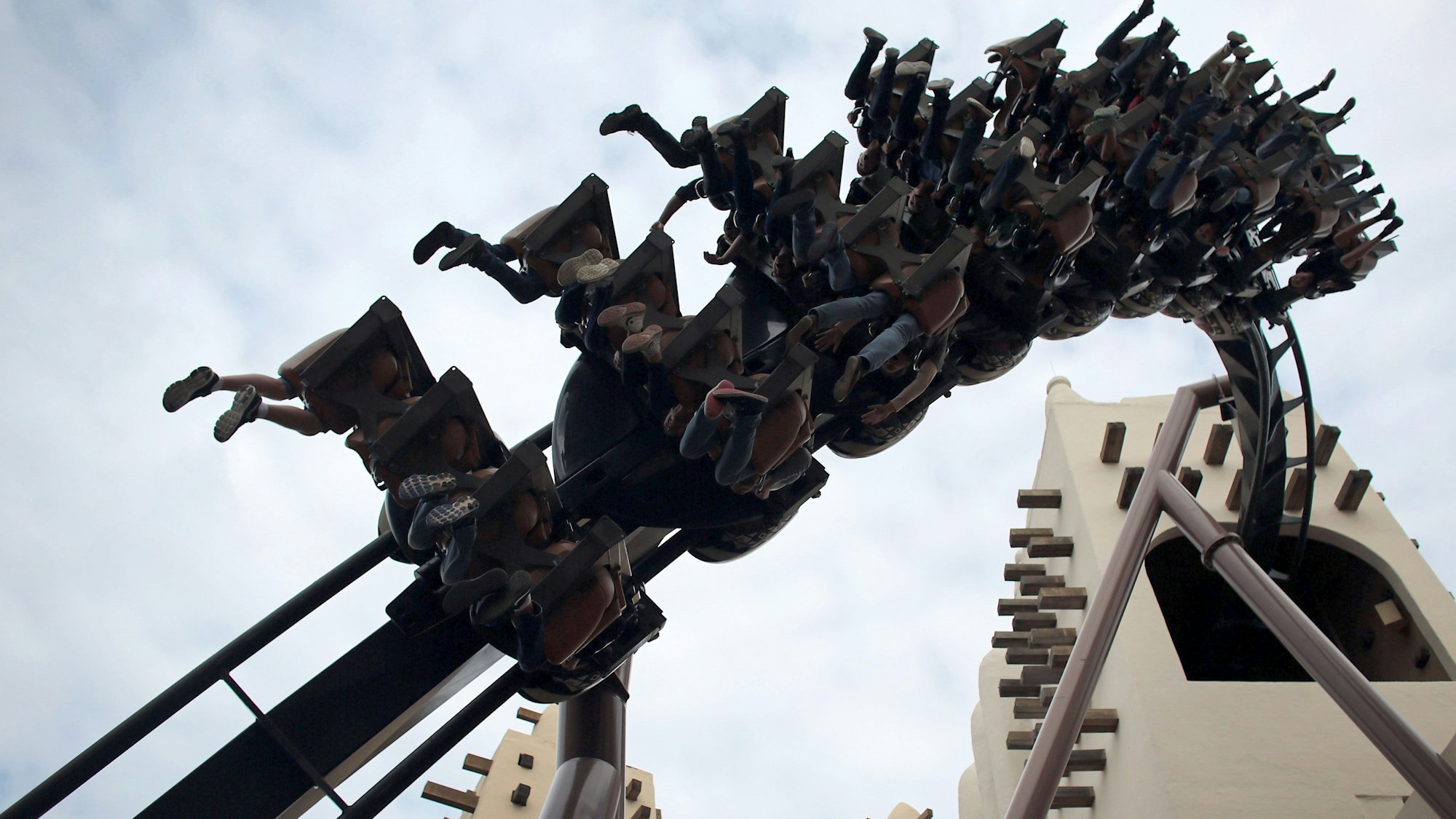 Besucher fahren im Freizeitpark Phantasialand mit einer Achterbahn