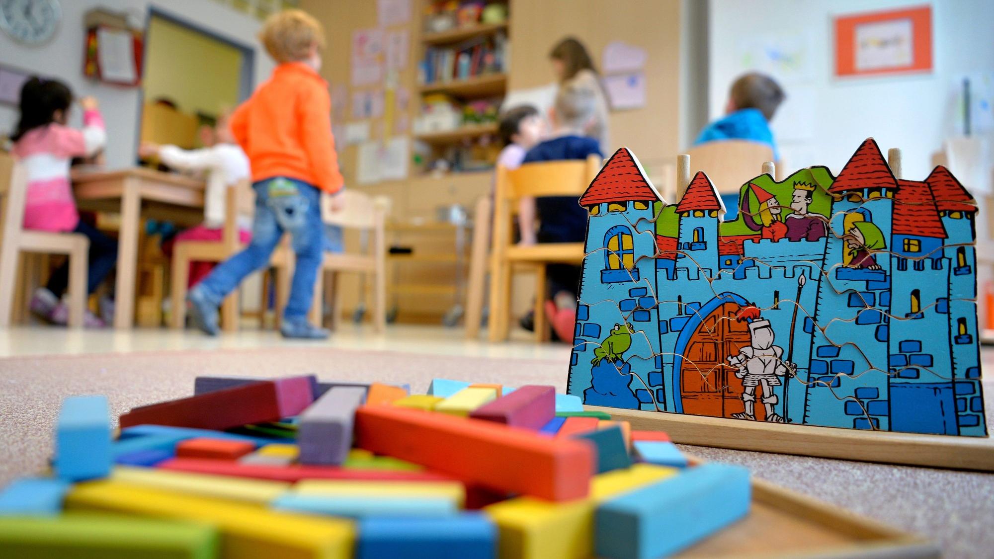Spielzeug liegt in einer Kindertagesstätte auf dem Boden. (Symbolbild)