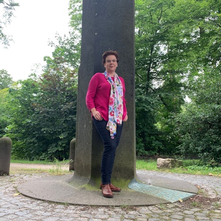 Die Stele an der Friedrich-Schmidt-Straße erinnert an die Entführung von Hanns Martin Schleyer im Jahr 1977.