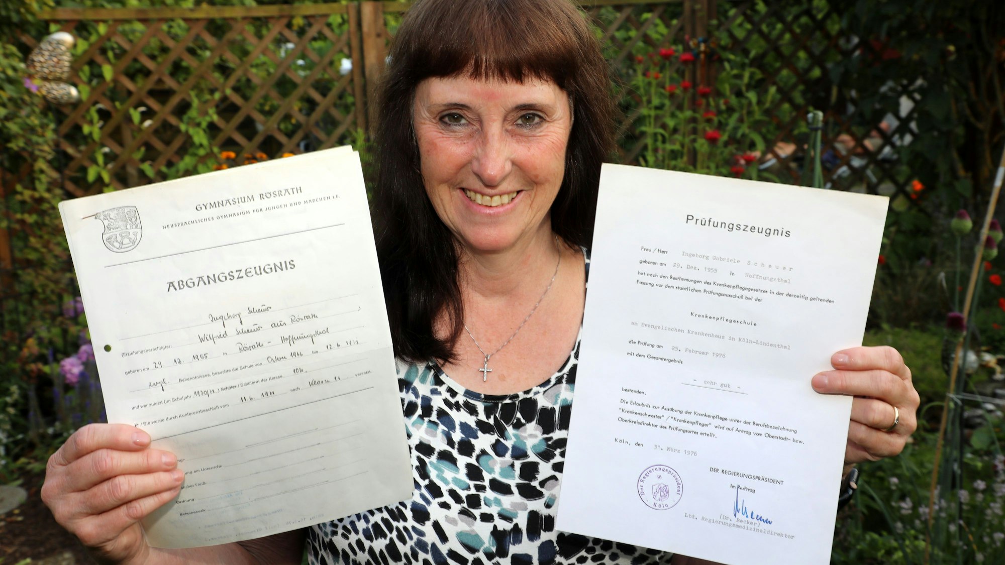 Rhein-Bergs DRK-Chefin Ingeborg Schmidt hält zwei Zeugnisse in den Händen: das Abgangszeugnis vom Gymnasium Rösrath und ihr Prüfungszeugnis als Krankenschwester.