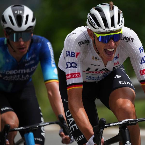 Der Kölner Nils Politt fährt für UAE Team Emirates an der Spitze des Peloton bei der vierten Etappe der Tour de France 2024.