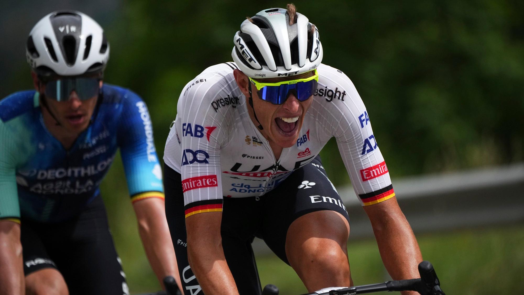 Der Kölner Nils Politt fährt für UAE Team Emirates an der Spitze des Peloton bei der vierten Etappe der Tour de France 2024.
