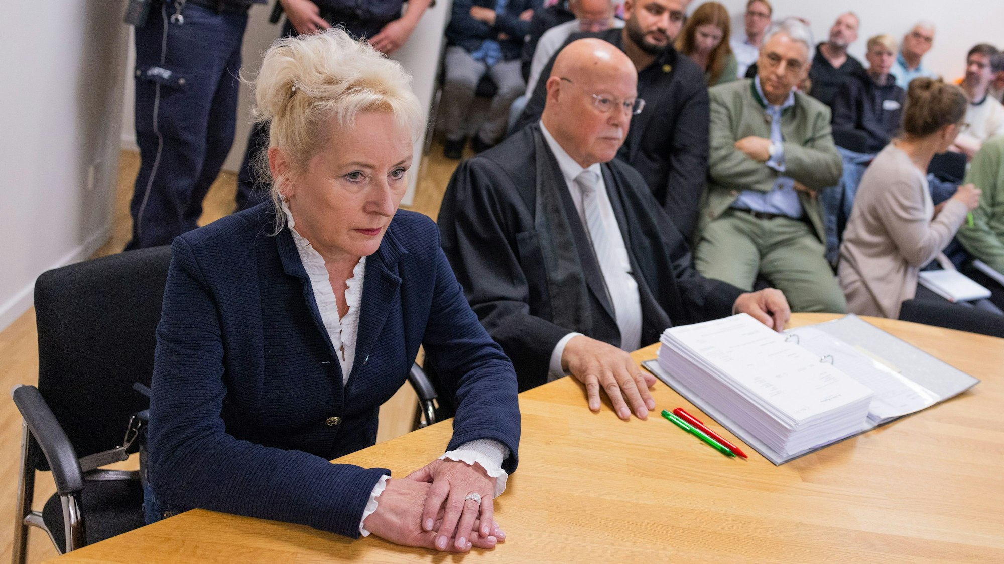 Simone Baum sitzt neben ihrem Anwalt Rainer Thesen im Arbeitsgericht Köln (Archivbild vom 29. Mai 2024).