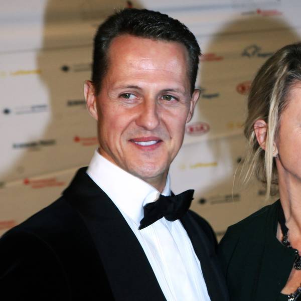 Formel-1-Rennfahrer Michael Schumacher und seine Frau Corinna lachen in die Kameras.