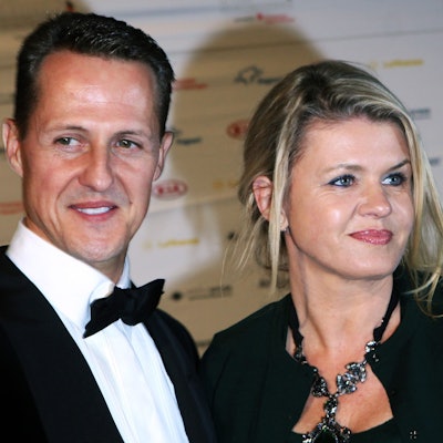 Formel-1-Rennfahrer Michael Schumacher und seine Frau Corinna lachen in die Kameras.