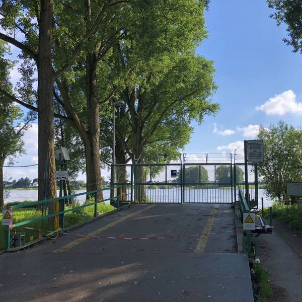 Der geschlossene Fähranleger in Leverkusen-Hitdorf