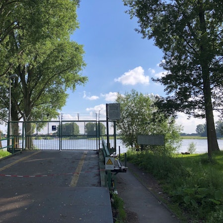 Der geschlossene Fähranleger in Leverkusen-Hitdorf