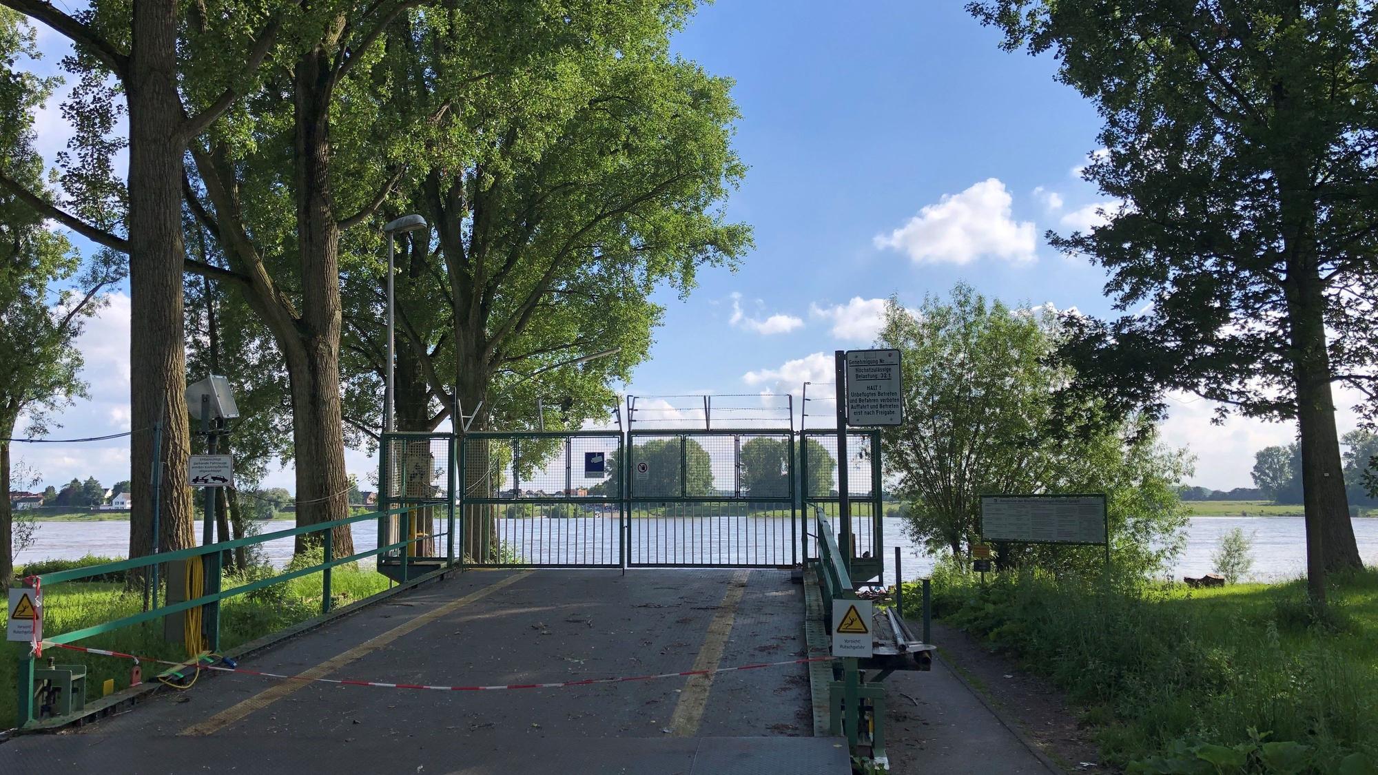 Der geschlossene Fähranleger in Leverkusen-Hitdorf