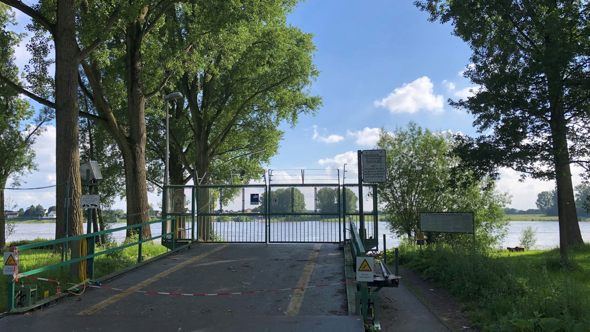 Der geschlossene Fähranleger in Leverkusen-Hitdorf