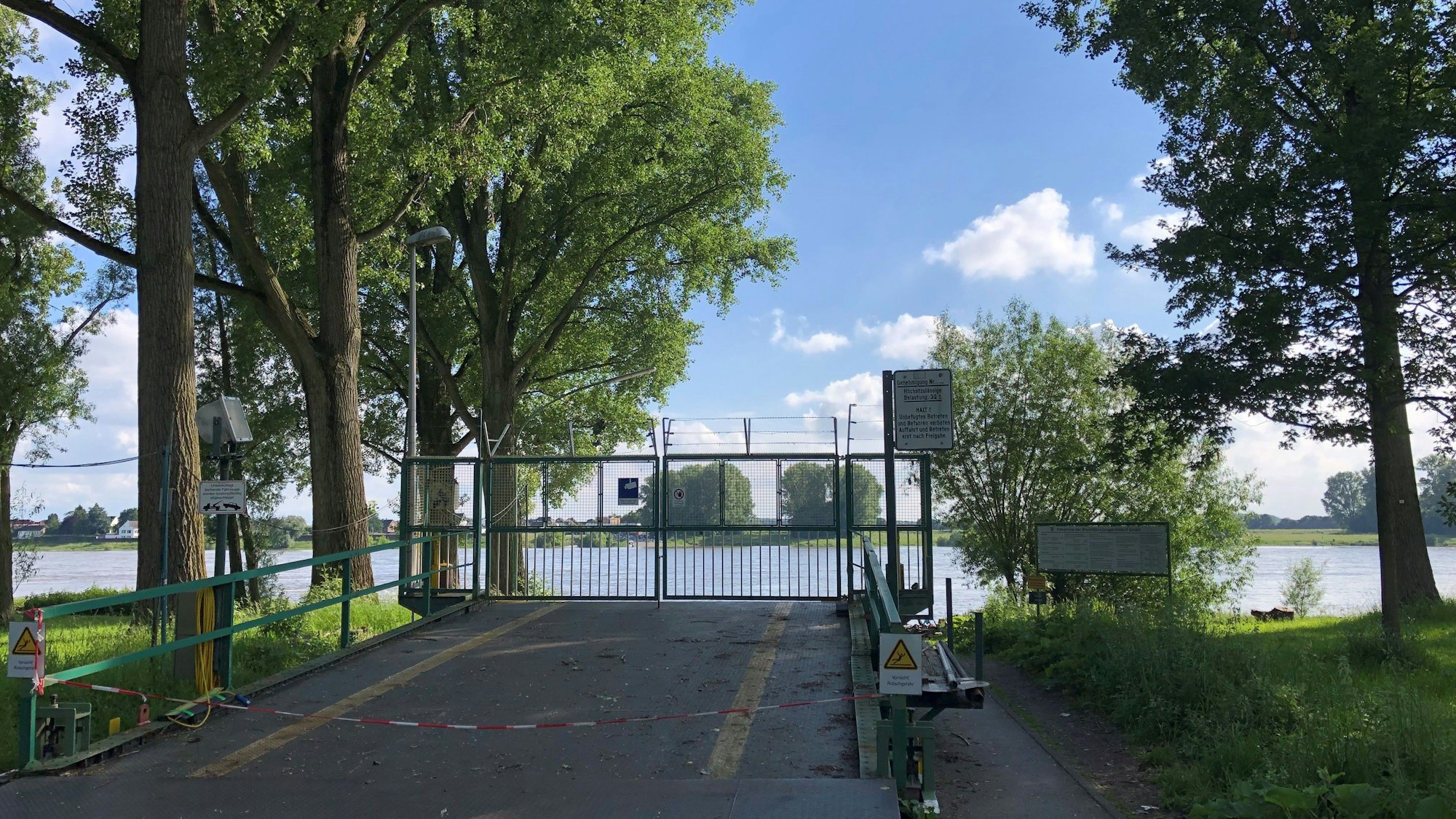 Der geschlossene Fähranleger in Leverkusen-Hitdorf