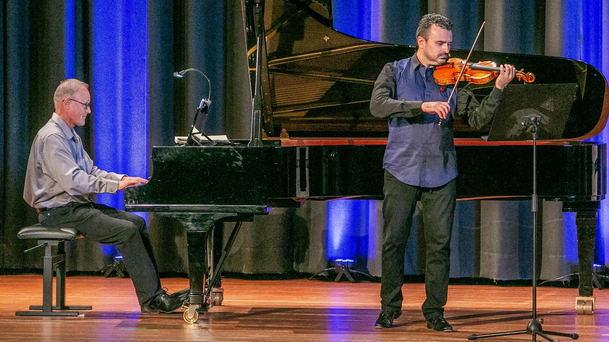 Festivalleiter Falko Steinbach und Cármelo de los Santos gemeinsam auf der Bühne.