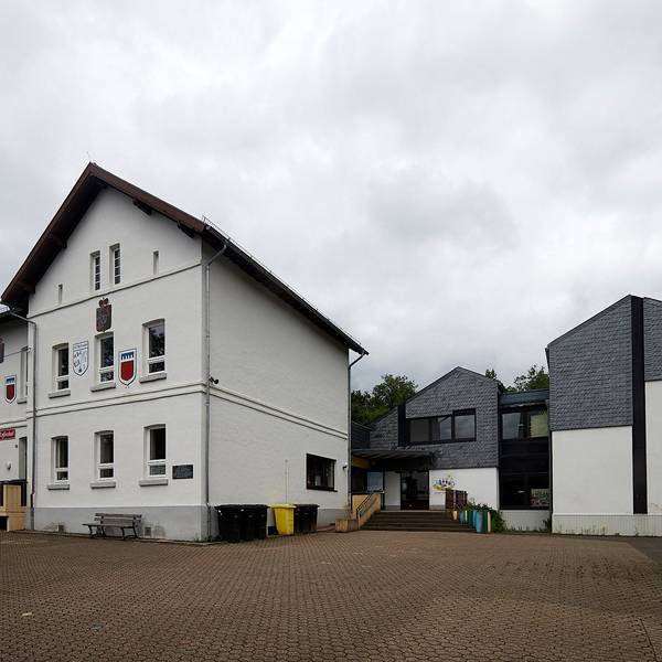 Das Bild zeigt den Gebäudekomplex der Grundschule in Hellenthal-Reifferscheid.