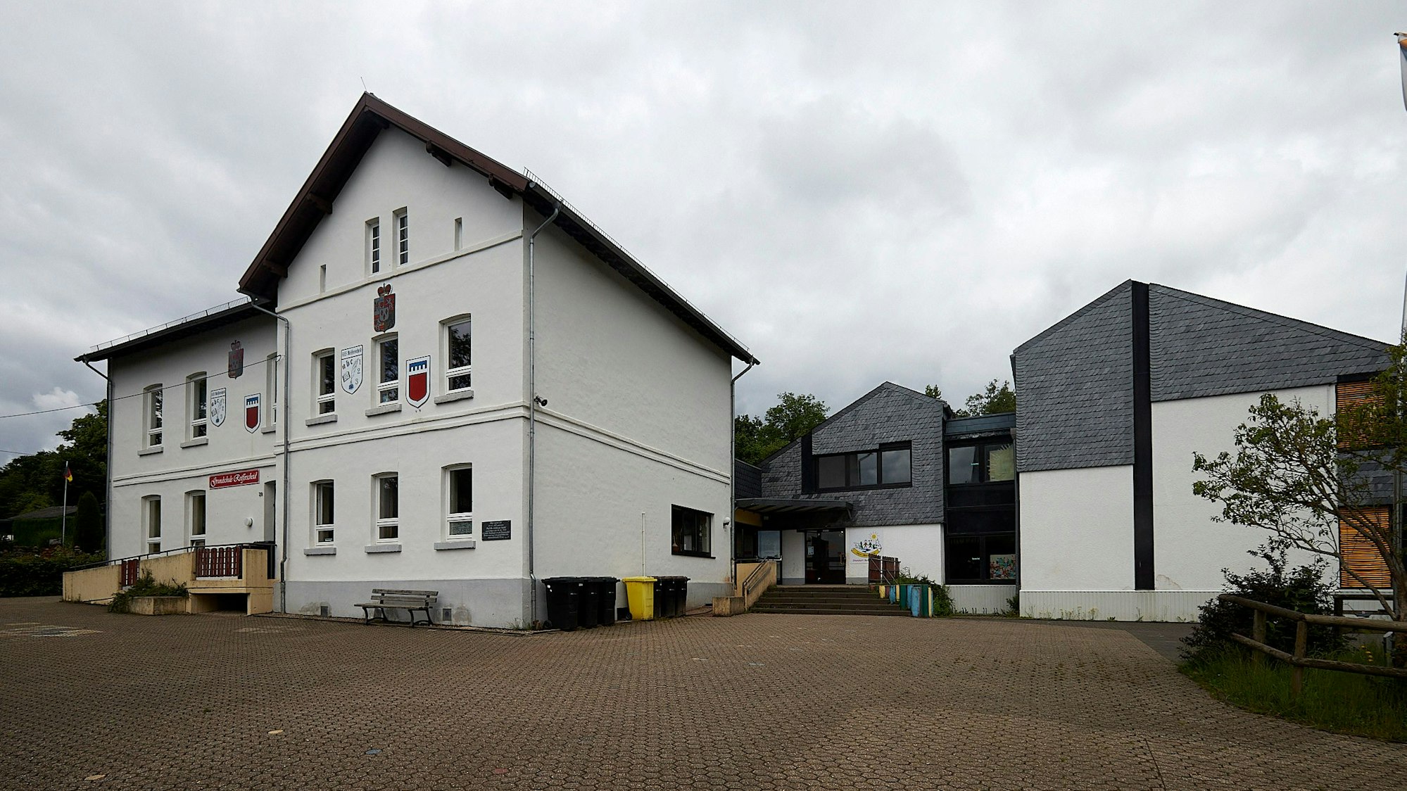 Das Bild zeigt den Gebäudekomplex der Grundschule in Hellenthal-Reifferscheid.