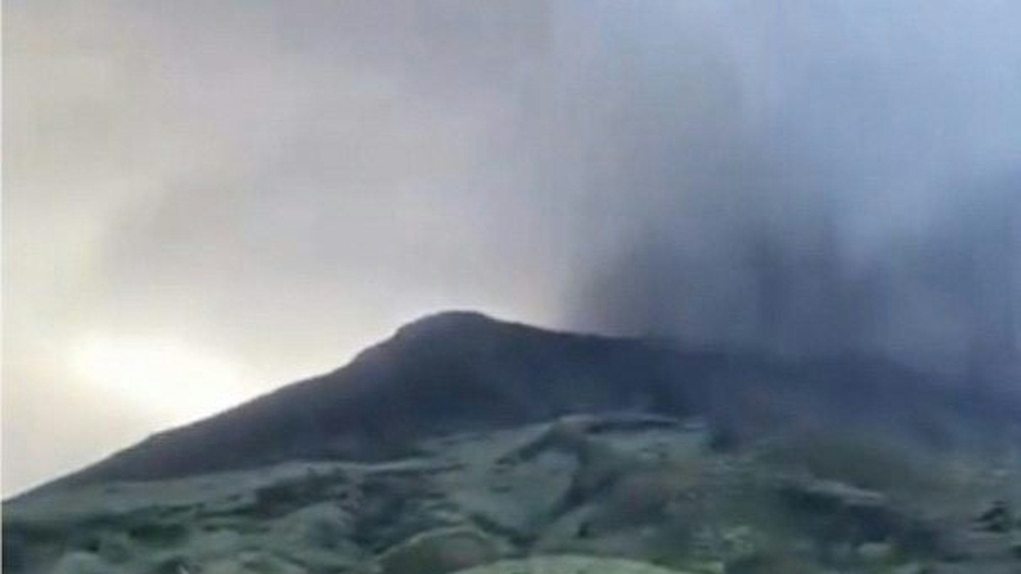 Ein Vulkan mit Rauchwolken in niedriger Auflösung
