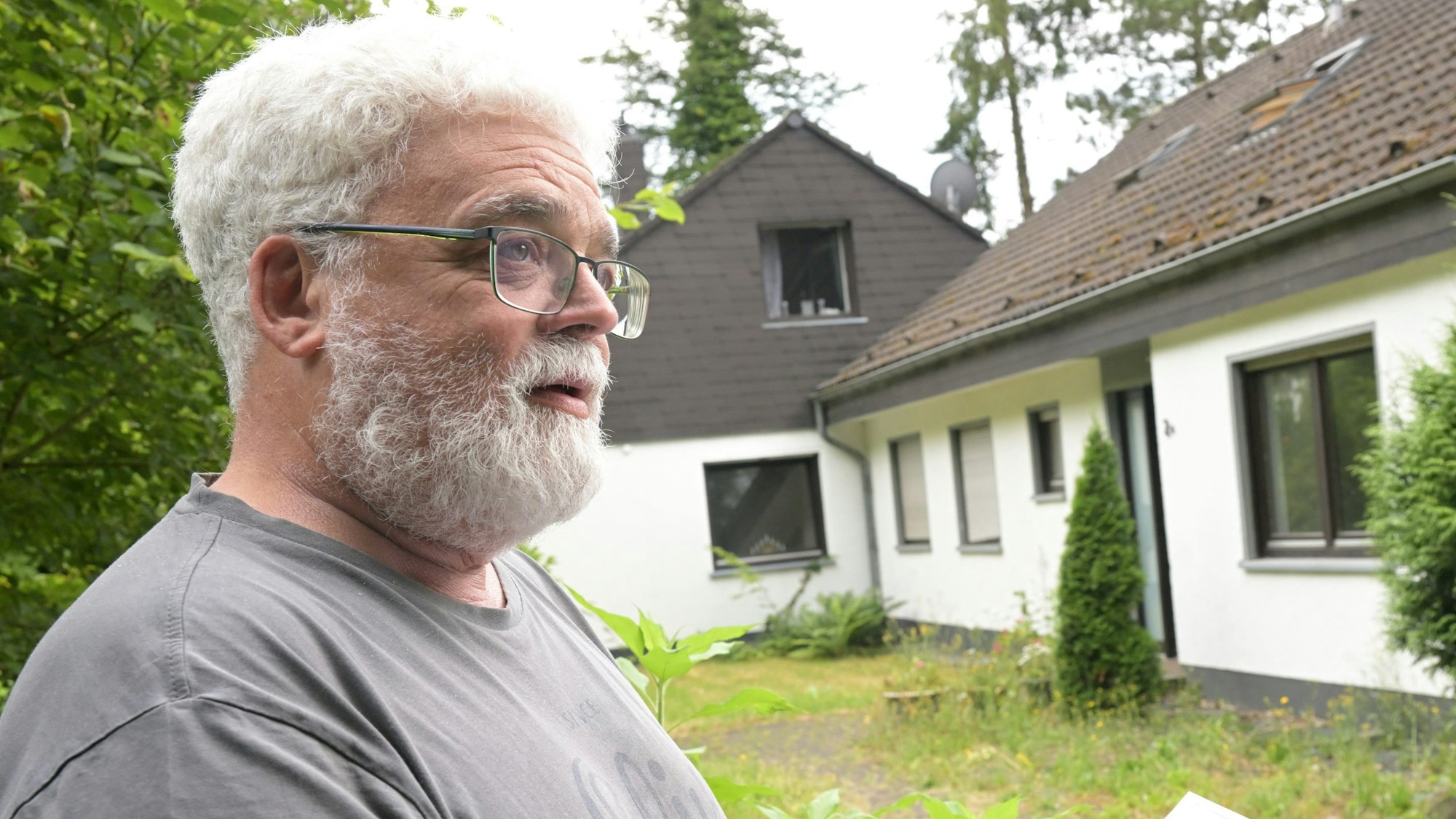 Das Foto zeigt Martin Wagner vor den Häusern, die weichen müssen