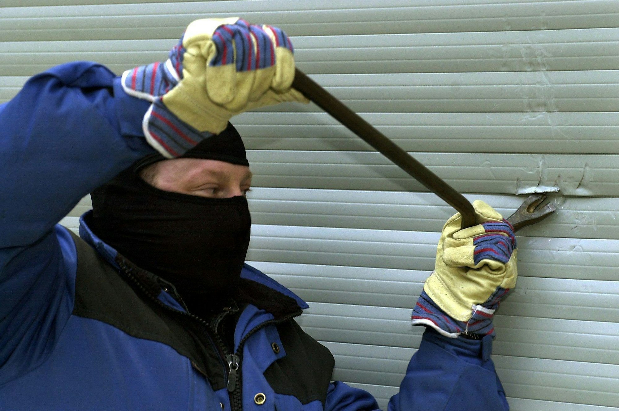 Ein Mann mit einem Stemmeisen