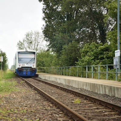 Ein Zug der Rurtalbahn fährt am Bahnsteig Nemmenich ab.