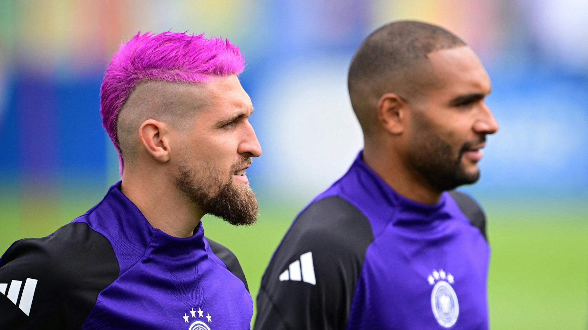 Nach platinblond hat sich Robert Andrich seine Haare nun pink gefärbt