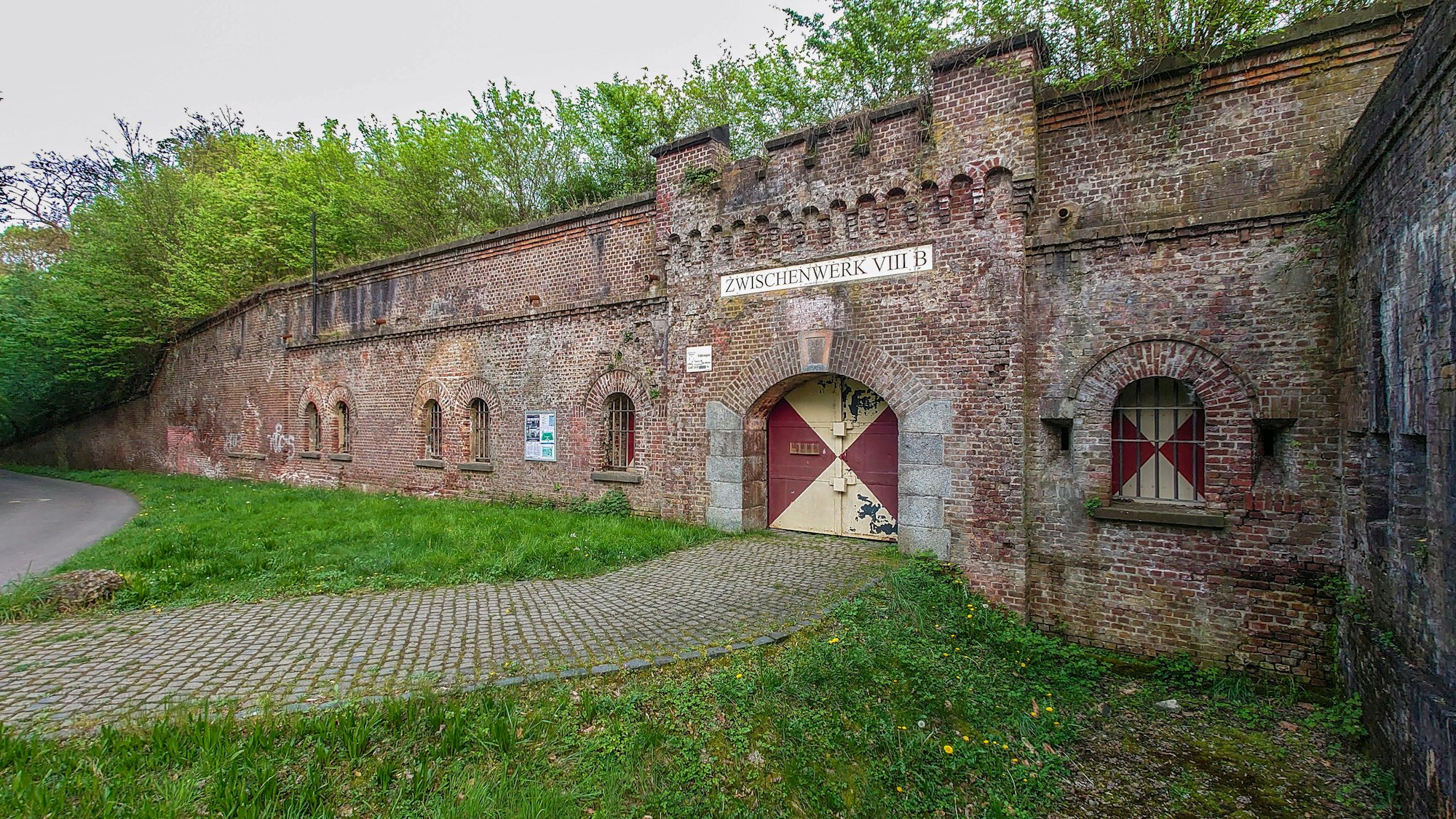Das Zwischenwerk VIII b am Militärring, nahe dem Heinrich-Lübke-Ufers wurde 1876 von den Preußen als Schutz gegen die Franzosen gebaut.