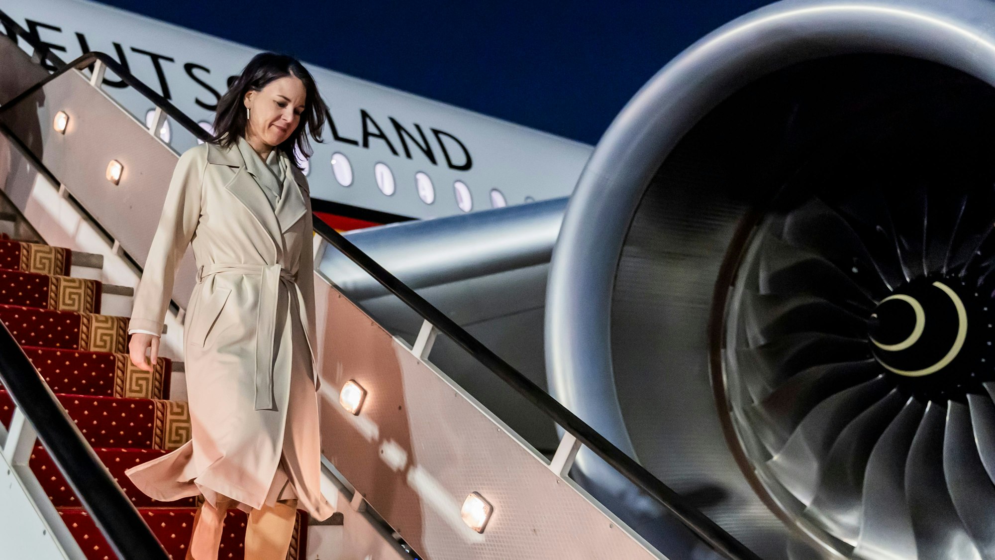 Annalena Baerbock (Bündnis 90/Die Grünen), hier am Internationalen Flughafen von Kairo, steht wegen eines Kurzstreckenfluges in der Kritik. (Symbolbild)