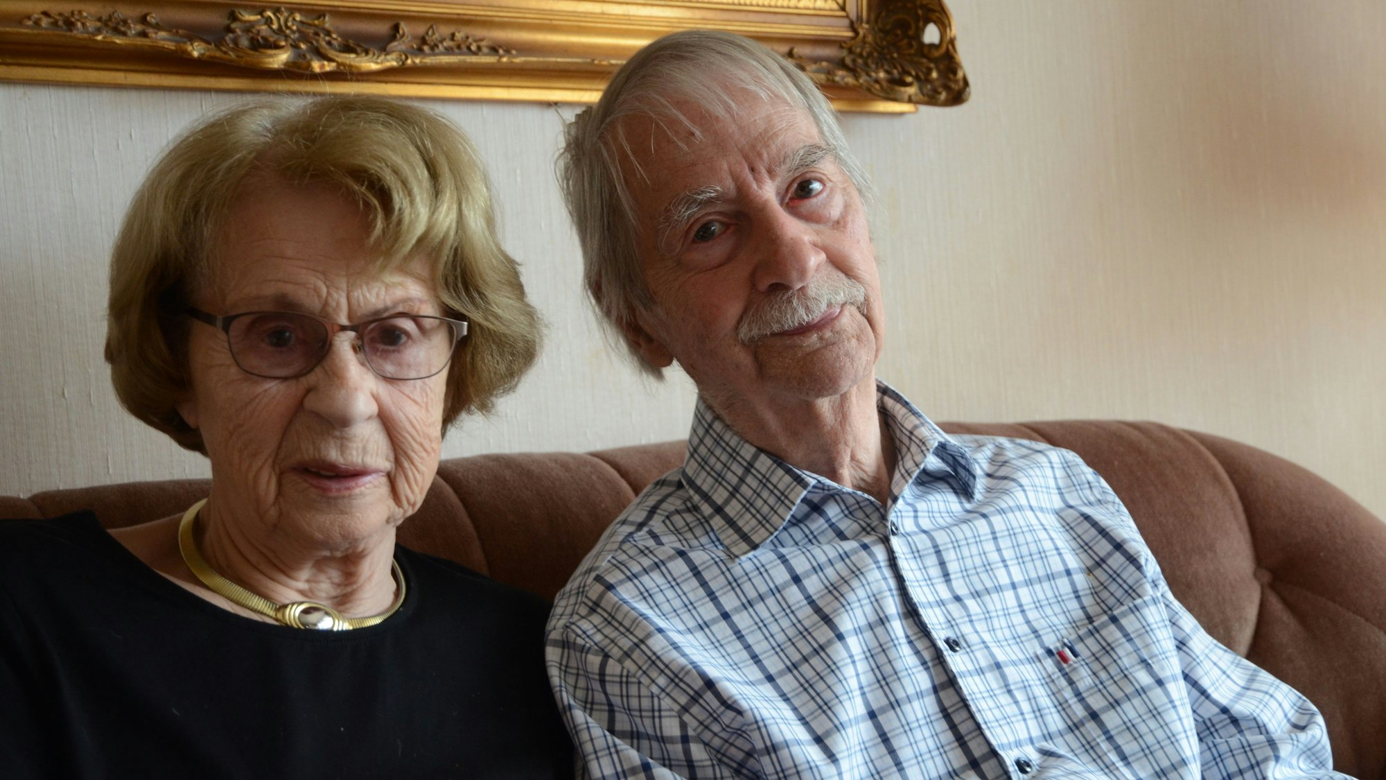 Ein Archivbild aus dem Jahr 2020 zeigt die Eheleute Maria und Fritz Koenn. Sie sitzen auf einem braunen Sofa.