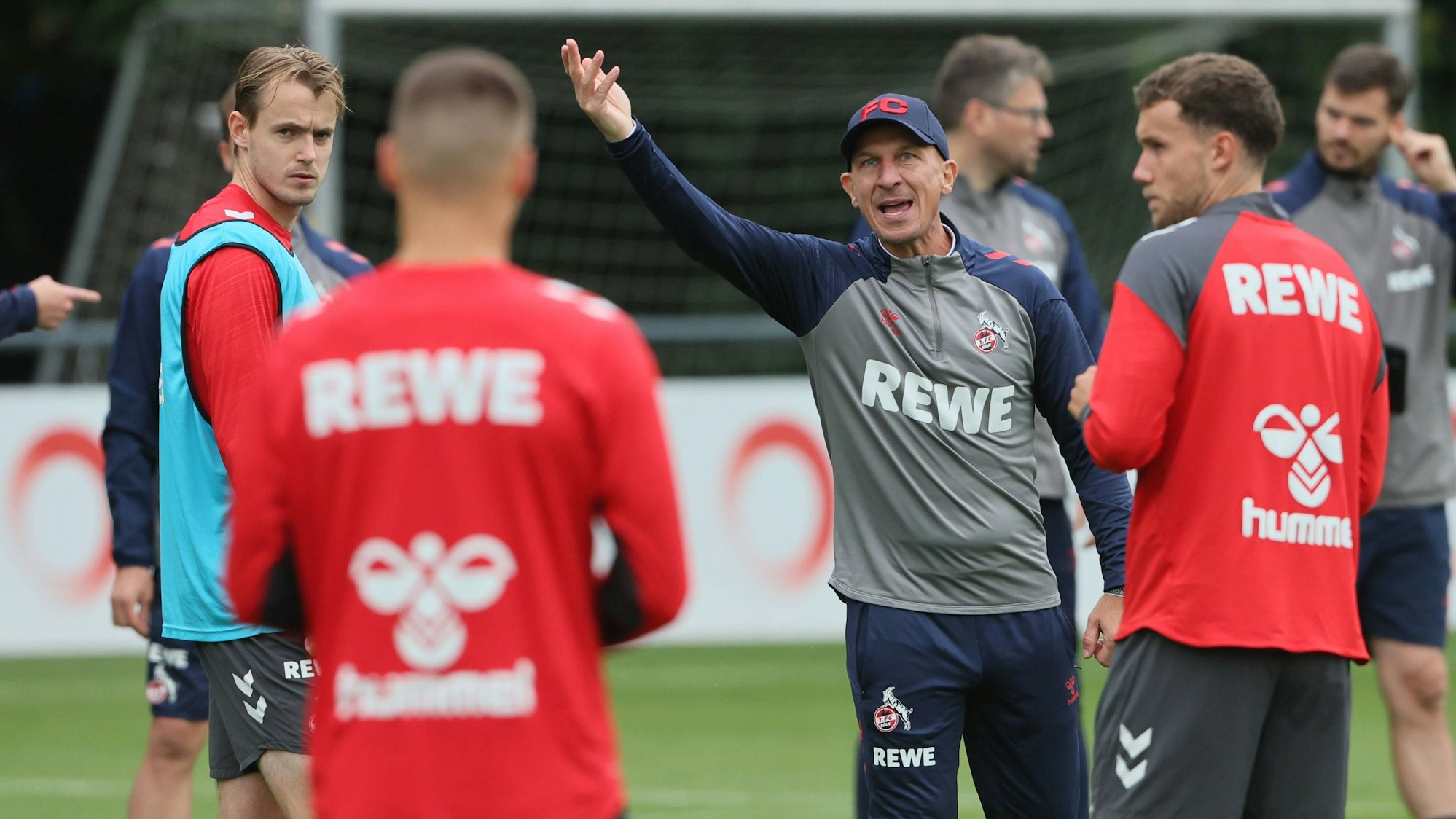 Gerhard Struber gibt den Spielern Anweisungen