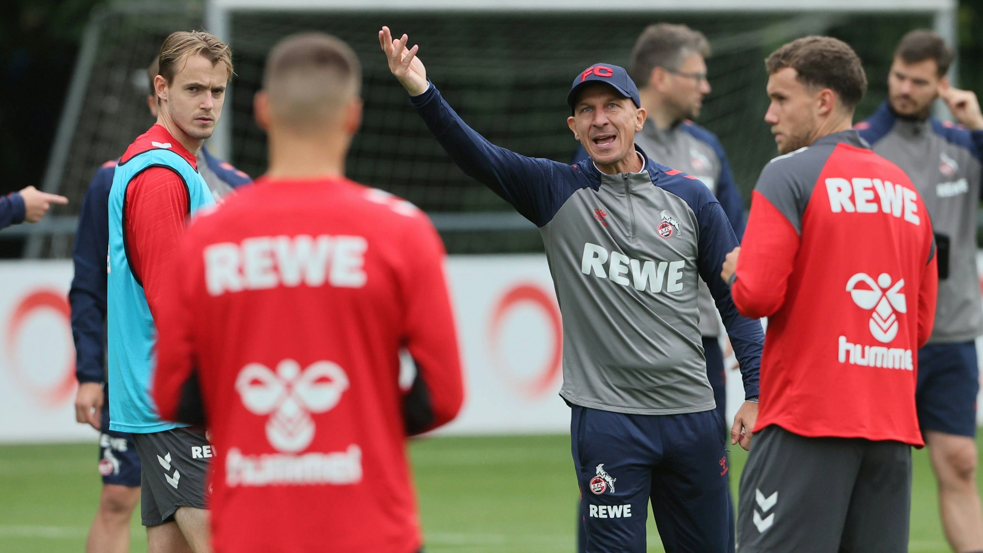 Gerhard Struber gibt den Spielern Anweisungen
