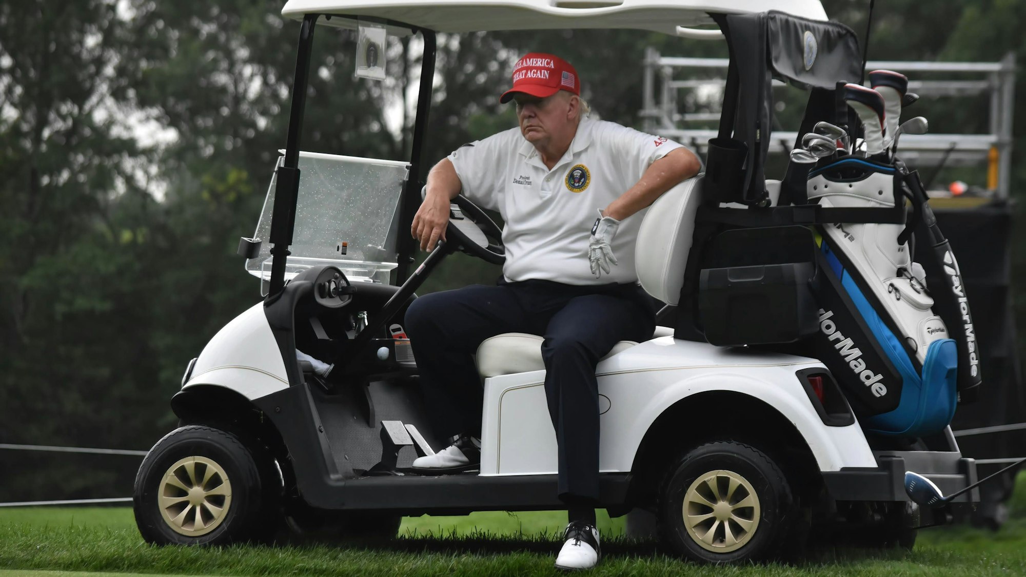 Donald Trump äußert sich auf einem Golfplatz zum Präsidentschaftswahlkampf. (Archivbild)