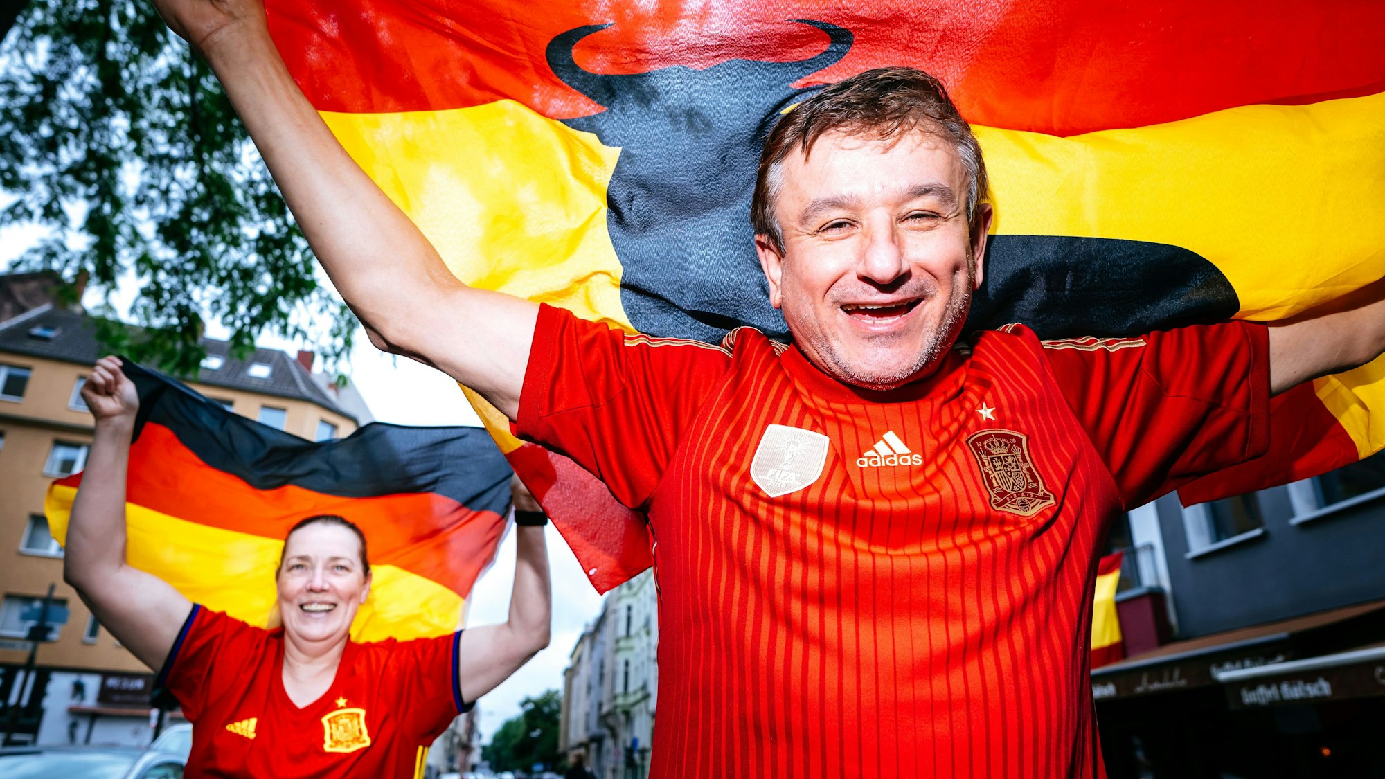 Doppelte Freude und geteiltes Leid: Antonio Navarro, Inhaber des „Al Andalus“ hält zu Spanien, seine Fau Yvonne drückt Deutschland die Daumen.