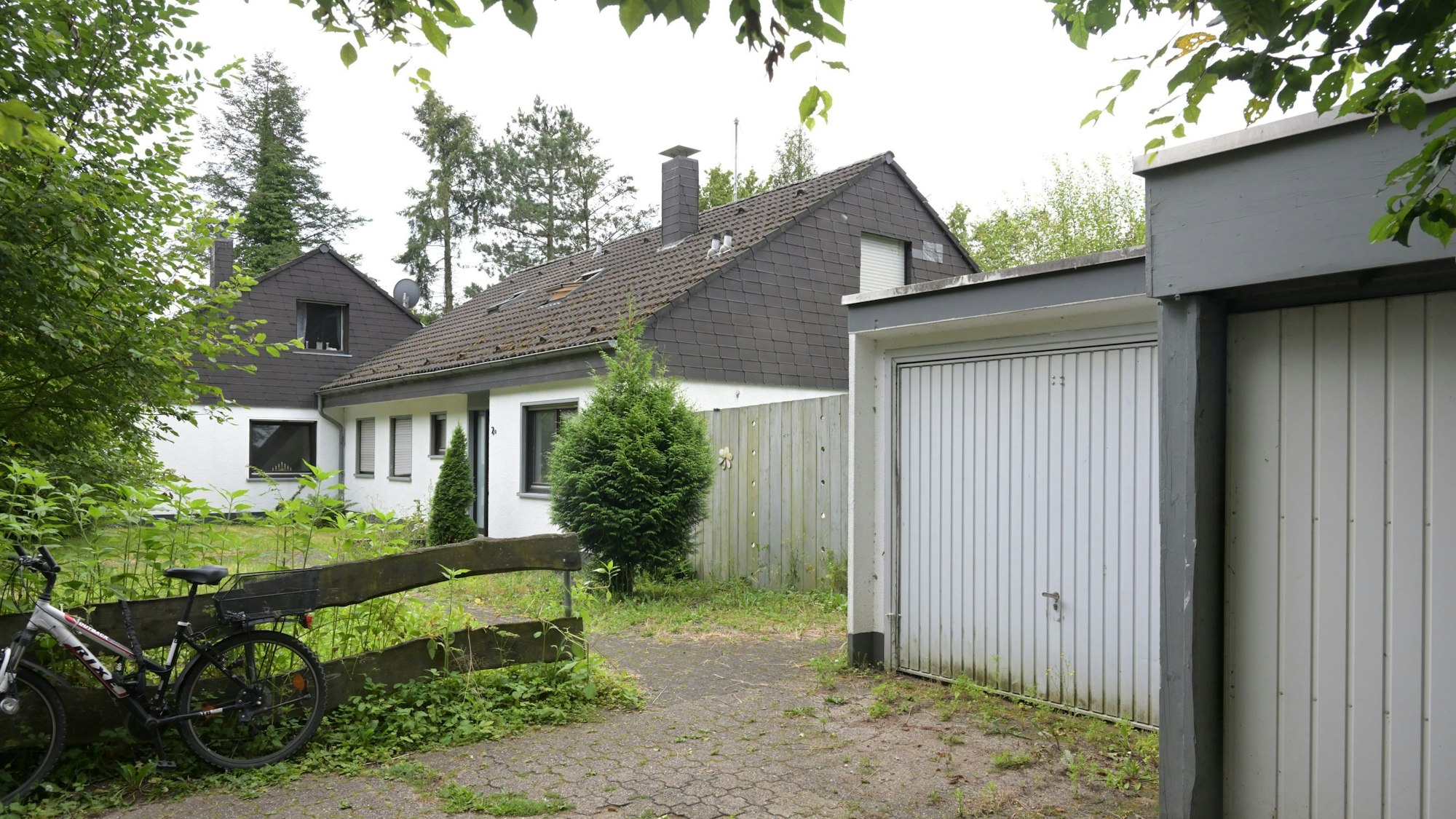 Das Foto zeigt Wohnhäuser, die für den Neubau abgebrochen werden.