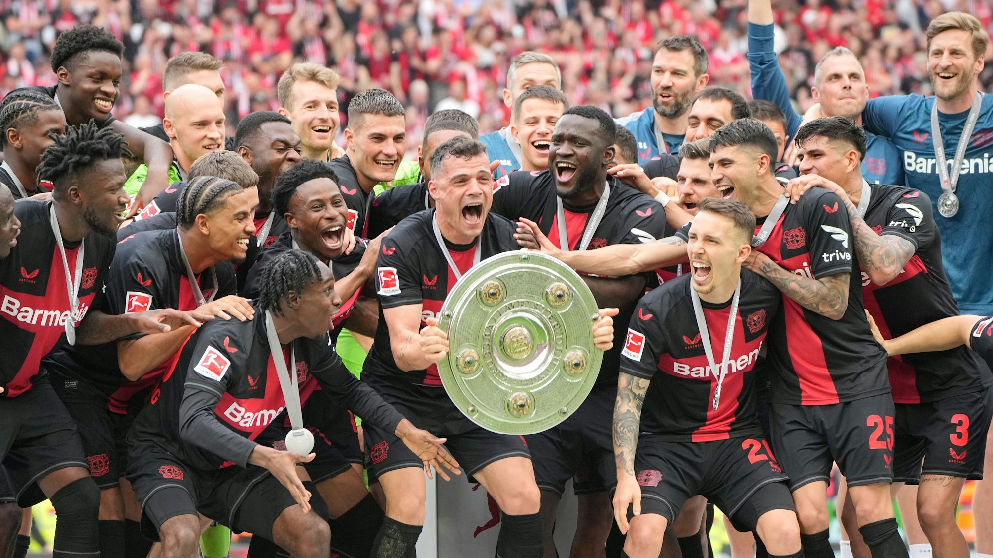 Bayer 04 Leverkusen geht als Titelverteidiger in die neue Bundesliga-Saison. Hier feiert die Mannschaft um Granit Xhaka die Meisterschaft.