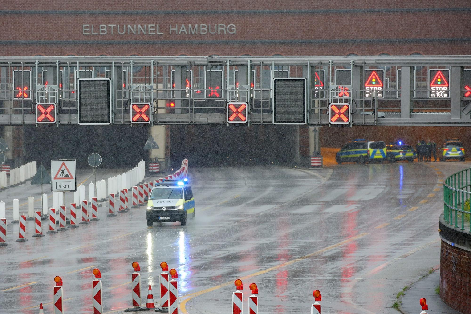 Hamburg: Einsatzkräfte stehen an der Zufahrt zum Elbtunnel.