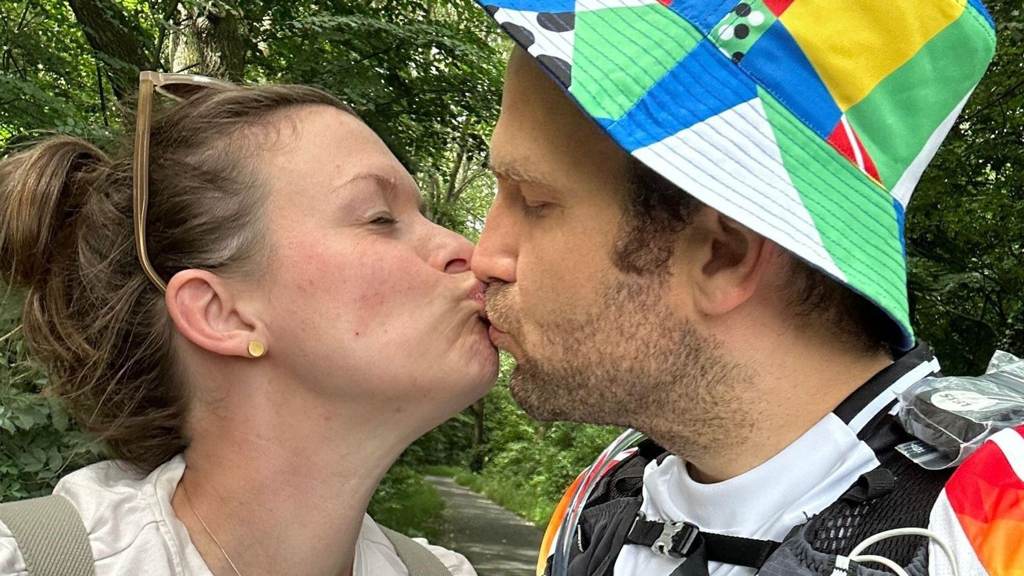 Moralische Unterstützung gab es zu Beginn des zweiten Tages überraschend von seiner Frau Sonja, die 10 Kilometer an seiner Seite wanderte.