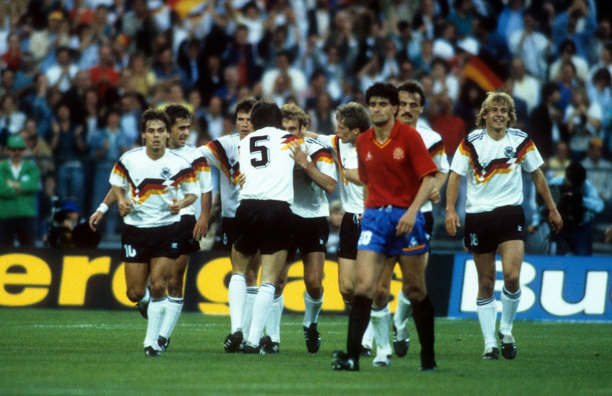 Deutschlands Mannschaft bejubelt einen Treffer gegen Spanien