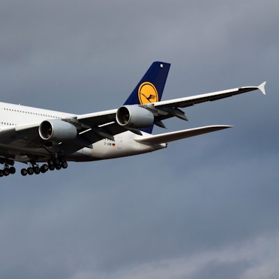 Ein Airbus A380 der deutschen Fluggesellschaft Lufthansa im Landeanflug vor einem bewölkten Himmel.