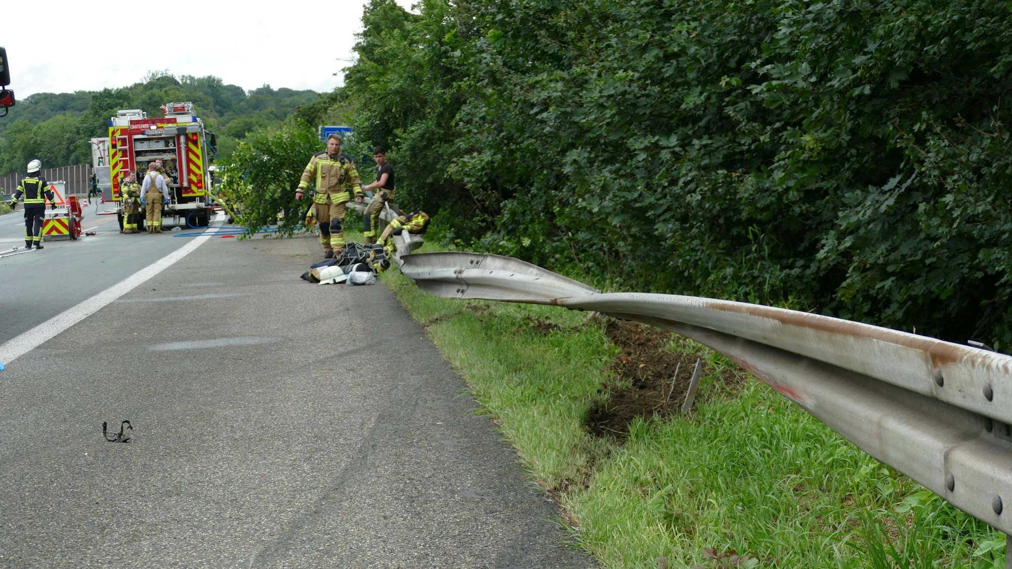 Eine komplett eingebeulte Leitplanke.