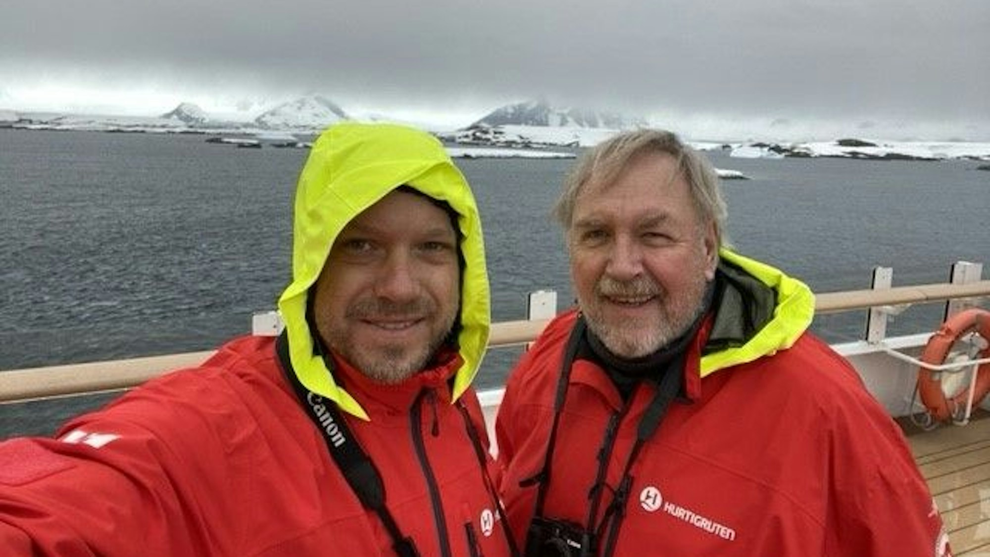 Sohn und Vater Koch stehen auf dem Schiffsdeck.